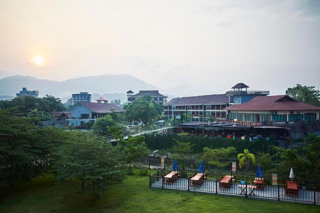 Thavisouk Riverside Hotel Vang Vieng Exteriör bild